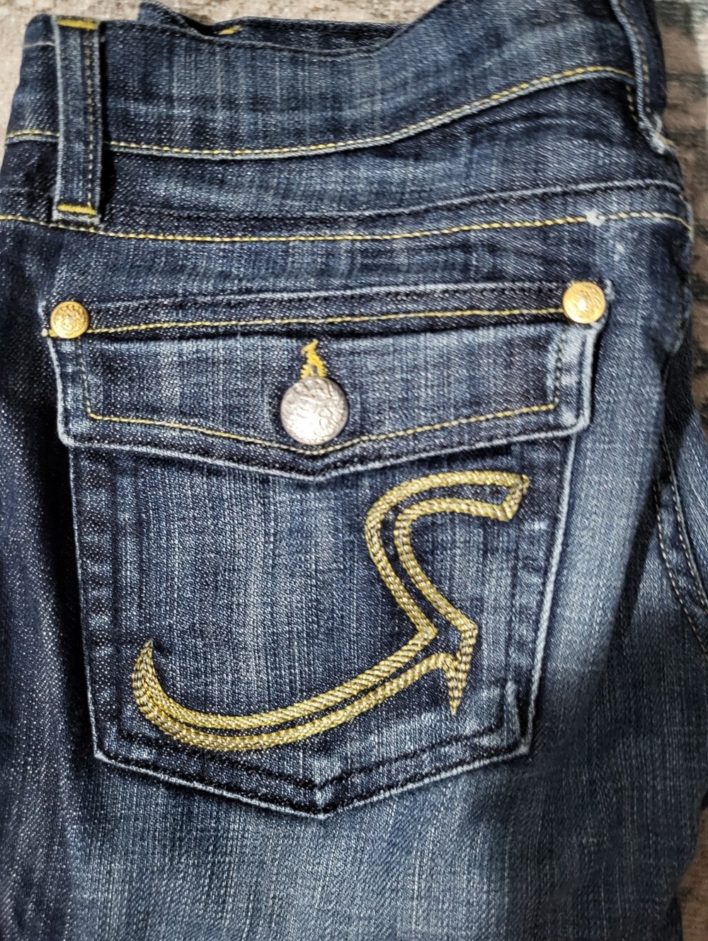 Rock & Republic Medium Wash Blue Jeans with Gold Embroidered Back Pocket